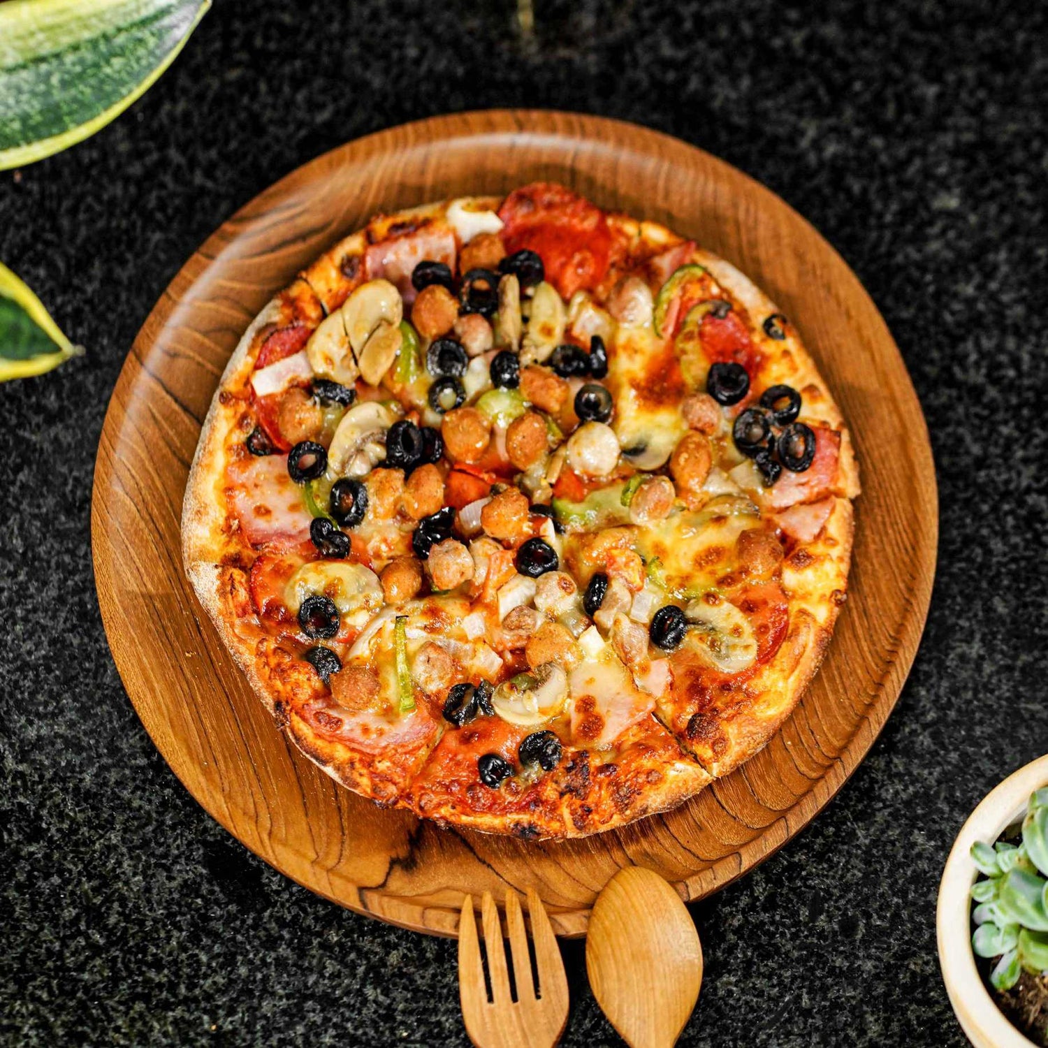 10 Inch Round Rimmed Teak Wood Plate